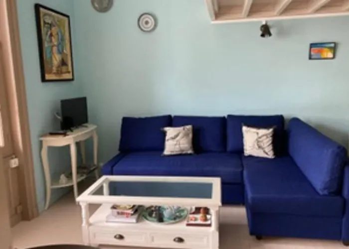 In A 19th Century With Parking וילר-סור-מר